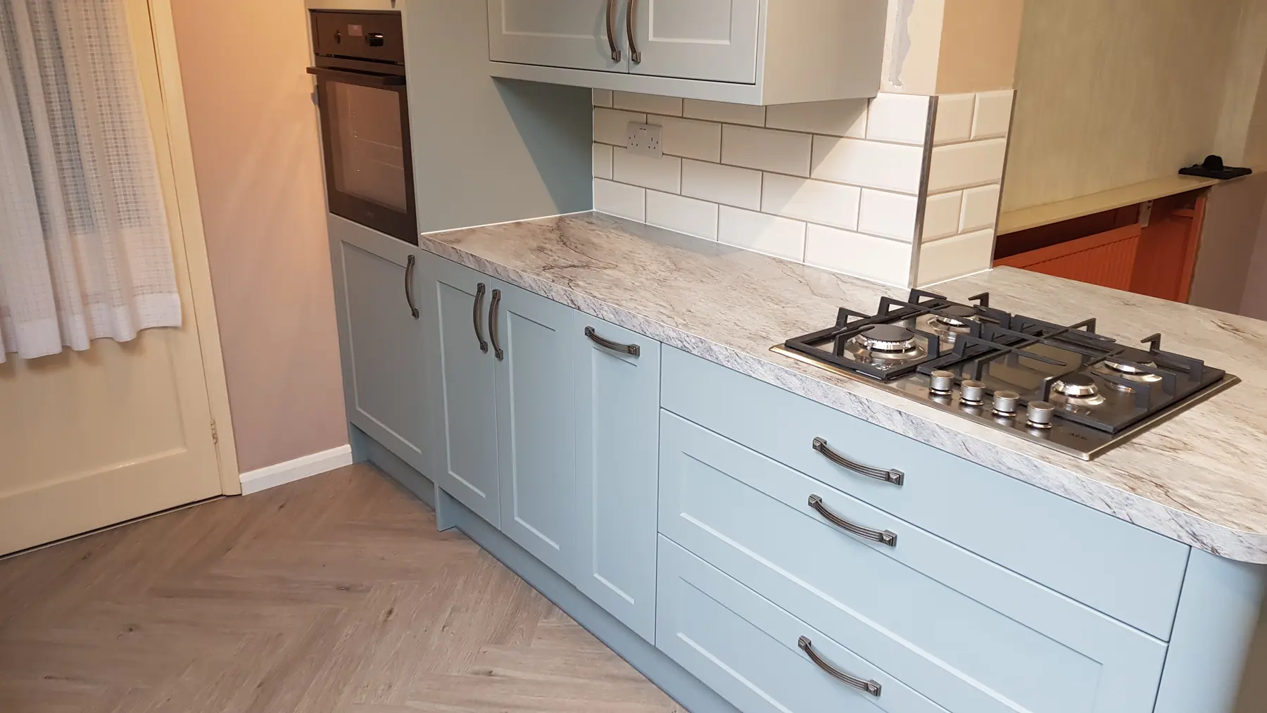 Hob installation and wall tiles