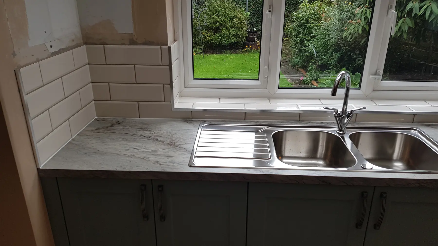 Kitchen sink and wall tiling