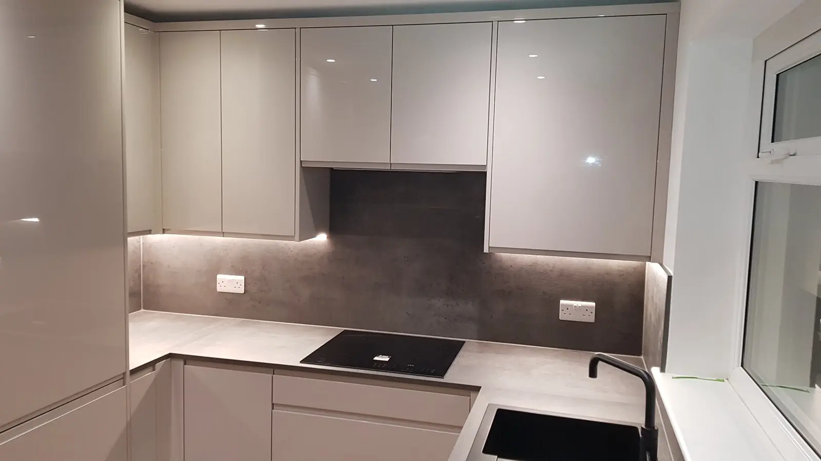 Contemporary high-gloss kitchen