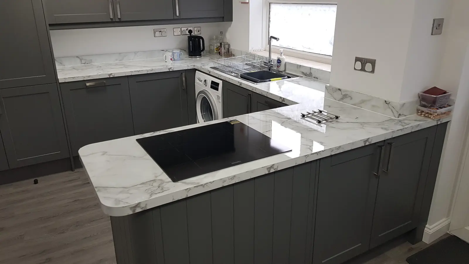 Marble-effect shaker kitchen