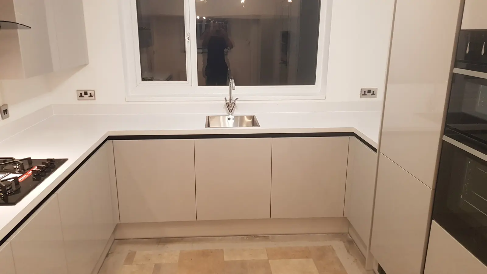 White handleless kitchen